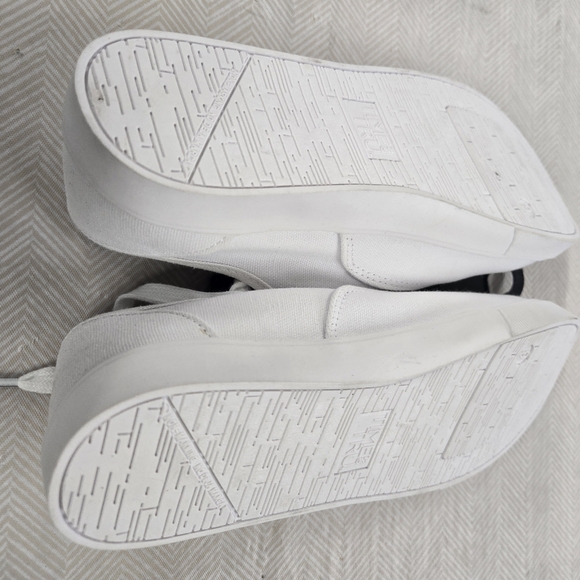 Men's lace up Sneakers. - Picture 2 of 4